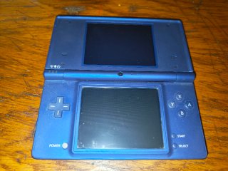Nintendo DSi con scatola e giochi Pokémon