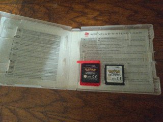 Nintendo DSi con scatola e giochi Pokémon