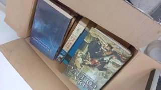 Caja con 28 libros