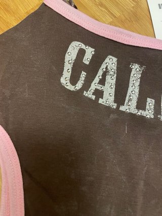 Camiseta California marrón y rosa