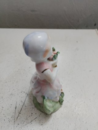 Figura de porcelana niña con flores