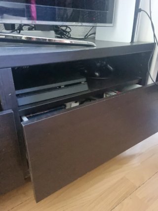 Mueble TV BESTÅ marrón con cajones y ruedas.