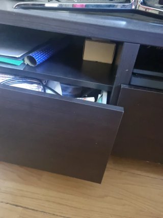 Mueble TV BESTÅ marrón con cajones y ruedas.