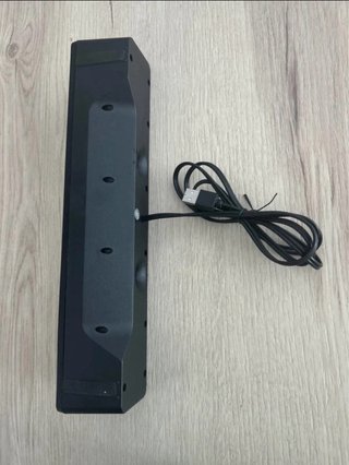 Altavoz negro con control de volumen