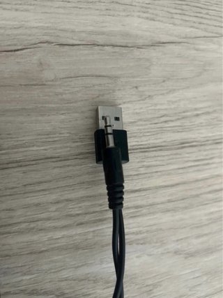Altavoz negro con control de volumen