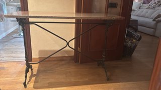 Mesa de hierro forjado y mármol