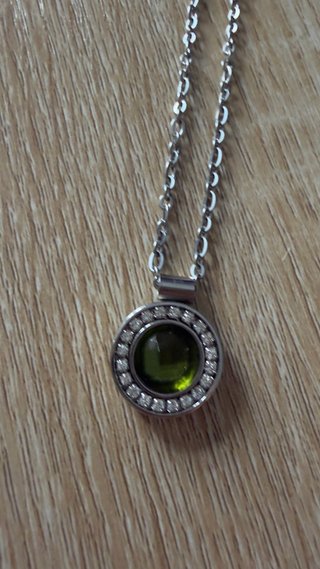 Collar con colgante circular verde oliva y circoni