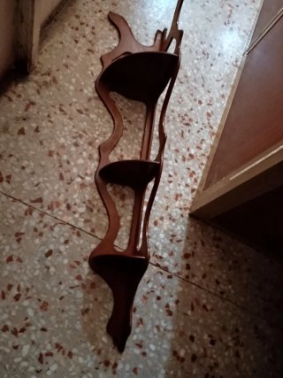 Estantería rinconera de madera