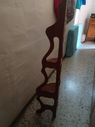 Estantería rinconera de madera