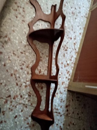 Estantería rinconera de madera