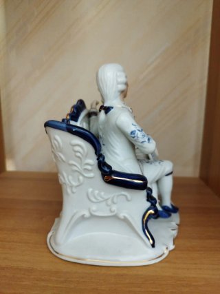 Statuetta coppia seduta su divano
