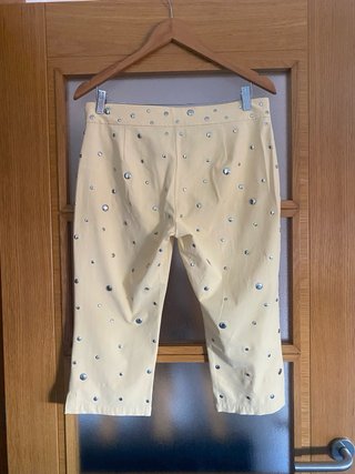 Pantalón Capri Zara amarillo claro tachuelas