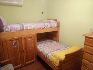 Dormitorio juvenil provenzal miel