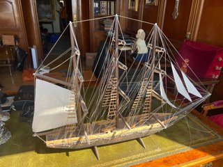 Maqueta de barco de madera
