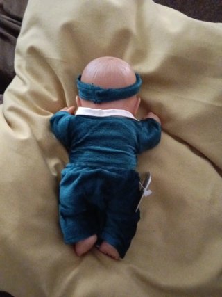 Muñeco bebé chándal azul y gorra,25cm