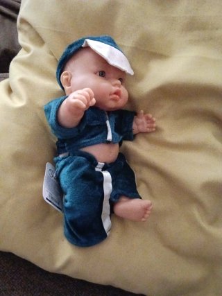 Muñeco bebé chándal azul y gorra,25cm