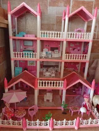 Casa de muñecas rosa de 3 plantas