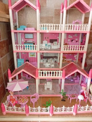 Casa de muñecas rosa de 3 plantas
