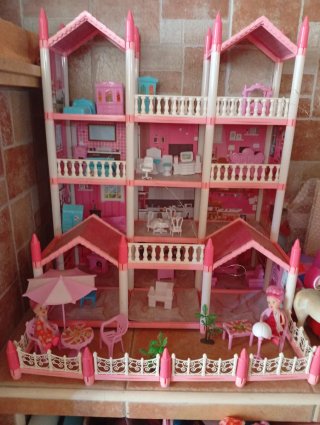 Casa de muñecas rosa de 3 plantas