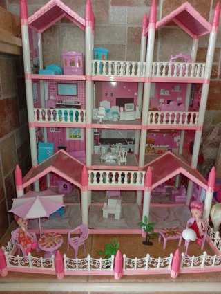 Casa de muñecas rosa de 3 plantas