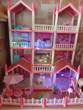 Casa de muñecas rosa de 3 plantas