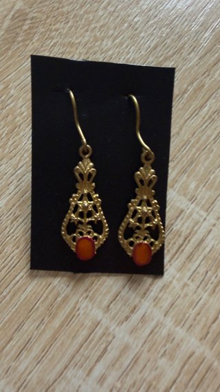 Pendientes dorados con detalle naranja