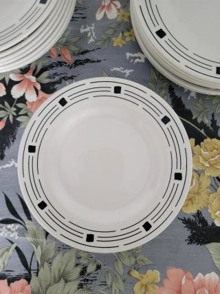 Juego de vajilla blanco con borde negro