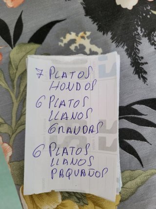 Juego de vajilla blanco con borde negro