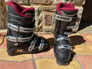 Botas de esquí Lange negras.