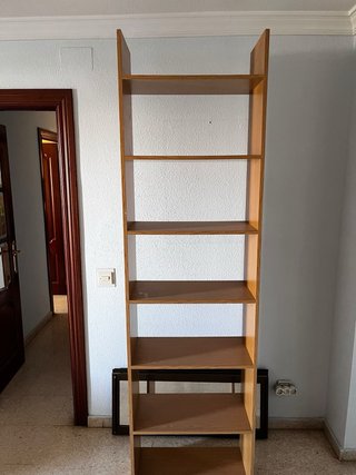 Estantería de madera color beige y marrón