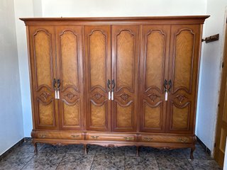 Armario de madera marrón