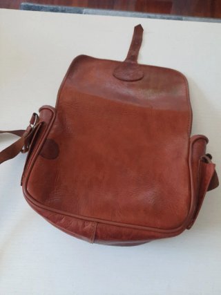 Bolso artesanal de piel marrón
