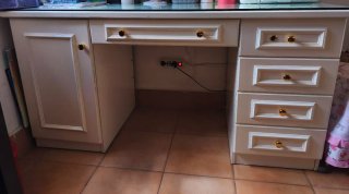 Mueble blanco con cajones y puerta