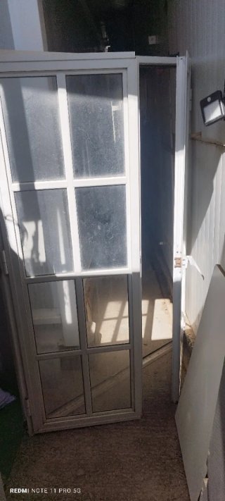 Cierre de aluminio abatible