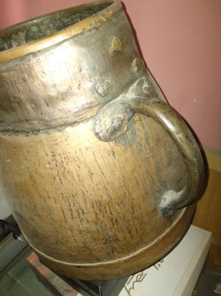 Antico brocca di rame con manici