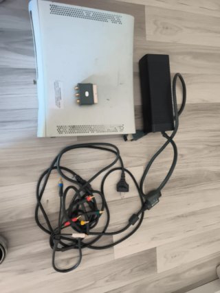 Consola Xbox 360 Blanca + Accesorios LUZ ROJA
