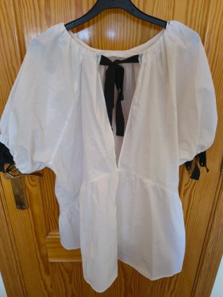 Blusa blanca con lazos