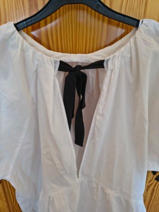 Blusa blanca con lazos