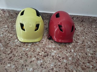 Casco de bici amarillo y rojo talla XS 6€ cada uno