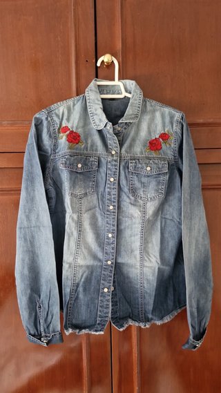 Chaqueta vaquera con rosas bordadas
