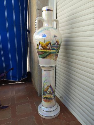 Jarrón de cerámica con pedestal