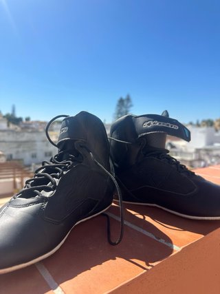Botas de moto Alpinestars negras y amarillas