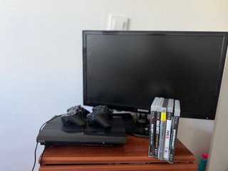 Consola PS3 + 2 Mandos + Juegos+tv samsung pequeña