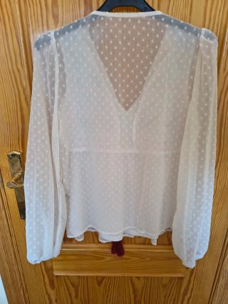 Blusa blanca bordada con detalles rosas