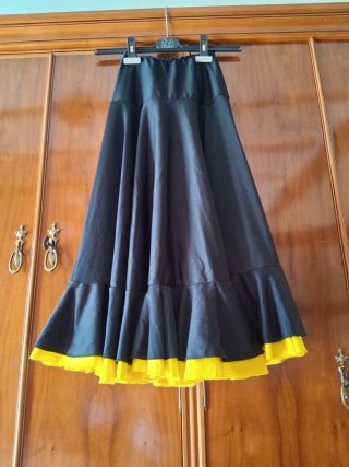 Falda flamenca negra con volante amarillo