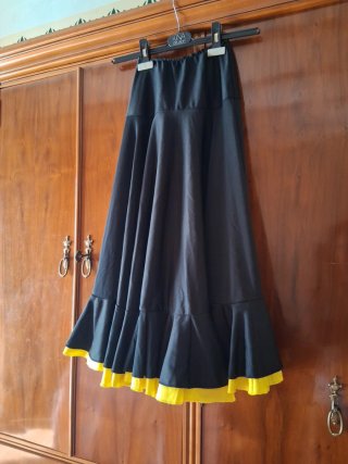 Falda flamenca negra con volante amarillo