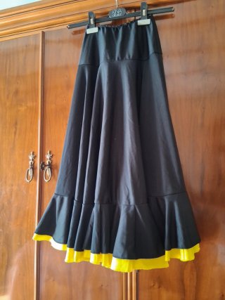 Falda flamenca negra con volante amarillo