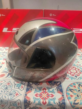 Casco de moto plateado y rojo azul