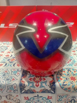 Casco de moto plateado y rojo azul
