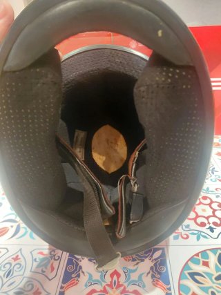 Casco de moto plateado y rojo azul